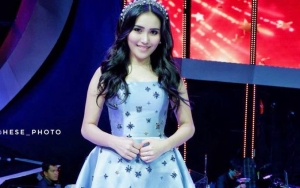 Unggah Foto Tiduran Bersama Bilqis, Dada Nyembul Ayu Ting Ting Bikin Netter Salah Fokus