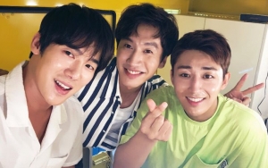 Selfie Seru Yoo Yeon Seok, Son Ho Joon dan Lee Kwang Soo Saat Bagi-Bagi Kopi di Acara Amal