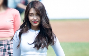 Eun ji A Pink Pamer 'Pacar Bule' di Bandara