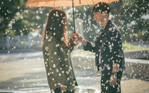 Cinta Pertama, Manisnya Kikwang Payungi Song Ji Hyo di 'Lovely Horribly'