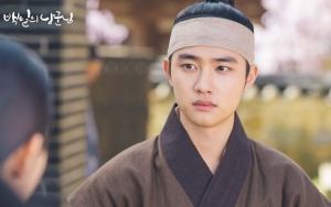Tidur Bareng, Romantisnya D.O. Belai Rambut Nam Ji Hyun di Teaser 'Hundred Days Husband'