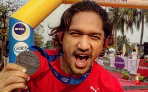 Tak Mau Kalah dengan Sang Putra, Ibnu Jamil Pamer Medali Sekaligus Lengan Berotot