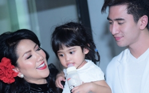 Verrell Bramasta Foto Bareng Fans, Vania Protes Hingga 'Nyempil' Di Antara Kaki