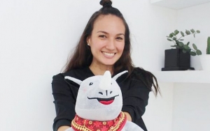 Dikecam Karena Berfoto dengan Bendera Sobek, Nadine Chandrawinata Beri Klarifikasi