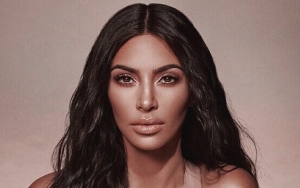 Promosikan Koleksi Makeup Terbaru Lewat Foto Ini, Kim Kardashian Dituding Hanya 'Jual' Tubuh Seksi