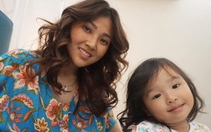 Pasang Pose Lempar Rambut, Sarwendah Akui Kalah Gaya dari Sang Putri
