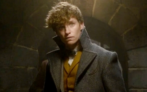 'Fantastic Beasts 2' Bagikan Poster Baru, Leta Lestrange Jadi Rebutan Newt dan Theseus Scamander