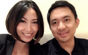 Suami Susah Diajak Berfoto, Begini Trik Sukses Ayu Dewi 