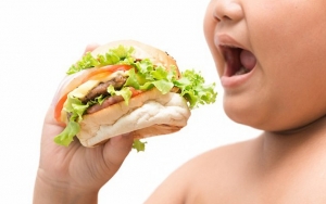 Tak Disadari, 7 Kebiasaan Makan dari Masa Kecil Ini Buruk dan Bikin Gemuk