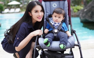 Sandra Dewi Minta Sang Buah Hati Diam, Raphael Malah Tunjukkan Gaya 'Silat'
