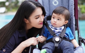 Ziarah ke Makam Engkong, Putra Sandra Dewi Sudah Bisa Senyum Genit