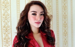 Belahan Dada Ngintip, Zaskia Gotik Pose Mau Cium Bibir Wanita Disindir Lesbian