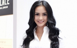 Dituduh Senang Suami Meninggal, Ririn Ekawati Pamer Pundak Seksi dan Tampar Keras Haters Nyinyir