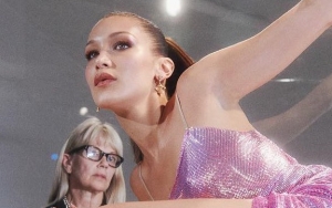 Totalitas, Bella Hadid Rela Lakukan Pose Konyol Begini Demi Pemotretan