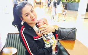 Jalan-Jalan Sore Bersama Sang Bayi, Tubuh Pasca Melahirkan Vicky Shu Bikin Iri