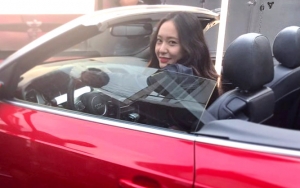 Penampakan Tangan di Foto Krystal Bikin Netizen Heboh