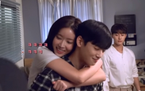 Bikin Gemas, Cha Eunwoo Malu-Malu Syuting Gendong Lim Soo Hyang di 'Gangnam Beauty' 