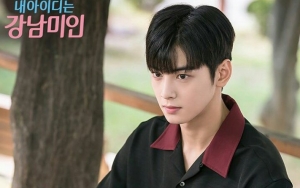 Cha Eunwoo Ceria Dikirimi Dukungan Fans di Lokasi Syuting 'My ID is Gangnam Beauty'