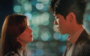 Kim Jung Hyun Ragu-Ragu Genggam Tangan Seohyun di Foto Adegan 'Time'