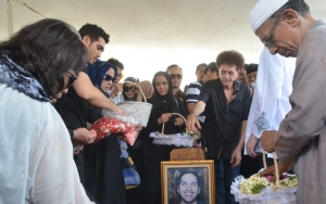 Ahmad Albar Nangis Cerita Derita Faldy Sebelum Meninggal, Rini Lihat Pemakaman Lewat Video Call
