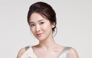Song Hye Kyo Tutupi Wajah Saat Pulang dari Hong Kong, Nggak Dandan? 