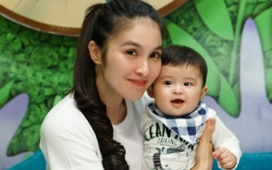 Makin Ganteng di Usia Delapan Bulan, Senyum Buah Hati Sandra Dewi Mengalihkan Dunia Netter