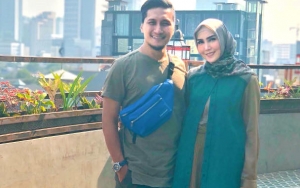 Sebut Hadiah Berhijab Dari Allah, Arie Untung Berikan Mobil Mewah pada Fenita Arie