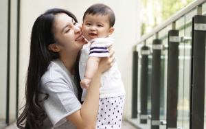 Selalu Kepikiran Sang Putra Saat Kerja, Sandra Dewi Pantau Lewat CCTV