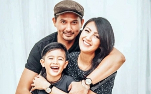 Lakukan Maternity Shoot di Rumah, Ryan Delon 'Sulap' Sharena Jadi Pohon Natal