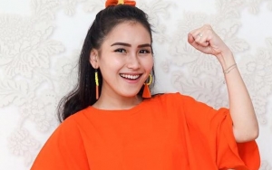 Pakai Gaun Seksi Pamer Paha, Ayu Ting Ting Kena Cibir Gara-Gara Dengkul Hitam