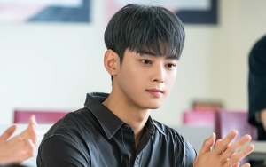 Gantengnya Cha Eunwoo Kini Berambut Abu-Abu di 'My ID is Gangnam Beauty'