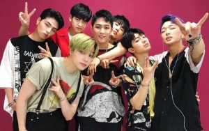 Tiba di Indonesia untuk Asian Games 2018, iKON Tampil Keren Kenakan Syal Batik