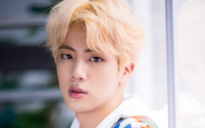 Membungkuk 90 Derajat ke Idol Junior, Sikap Rendah Hati Jin BTS Dipuji Netter