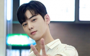 Deretan Foto Ganteng Cha Eunwoo Berambut Abu-Abu di Balik Layar 'Gangnam Beauty'