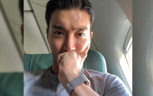 Bangga, Siwon Pamerkan Foto Koran Indonesia yang Muat Berita SuJu