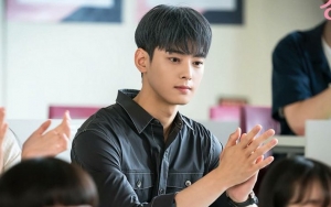 Serius Pelajari Naskah Saat Syuting 'Gangnam Beauty', Cha Eunwoo Tetap Ganteng Maksimal 