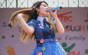 Akun Gosip Unggah Video Via Vallen Makan di Atas Bufet, Netter Tanggapi Kalem