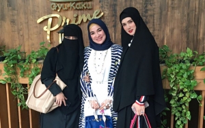Mulan Jameela Makan Sampai 4 Kali, Netter Sindir Kalap Gratisan dan Jorok Pakai Hijab untuk 'Lap'