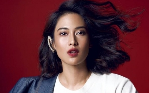 Pakai Baju Gombrong Rambut Berantakan, Kecantikan Dian Sastro Tetap Bikin Ngiri