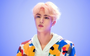 Latihan Nyanyi 'Epiphany' Sambil Main Piano, Kocaknya Jin BTS Selipkan Mic di Baju