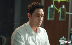 So Ji Sub Serius Cermati Target di Foto 'Terius Behind Me'