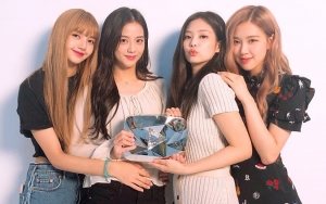 Kerennya Gaya Busana Black Pink Ubah Bandara Jadi Panggung Model