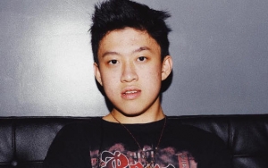 Caption Foto Bareng BTS Tuai Kontra, Rapper Rich Brian Langsung Klarifikasi