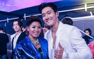 Dira Sugandi Foto Bareng SuJu, Saling Tukar Nomor Ponsel Bareng Siwon?