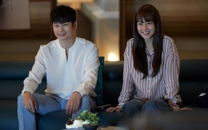 Usai Ciuman Pertama, Park Shi Hoo Beri Kado Spesial untuk Song Ji Hyo di 'Lovely Horribly'
