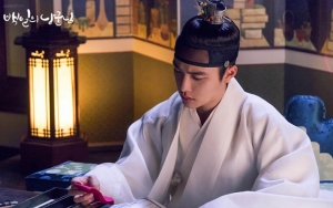Syuting 'Hundred Days Husband', D.O. EXO Ngakak Lihat Tulisannya Sendiri