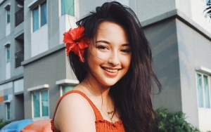 Tulis Caption Galau, Jennifer Coppen Pamer Makeup Freckles