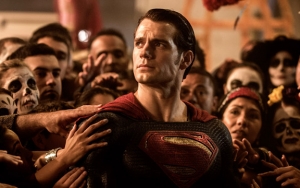 Kejutkan Penggemar, Henry Cavill Lepas Peran Superman di DCEU