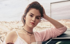 Kelihatan Unik, Ternyata Kaus Kaki Selena Gomez Ini Harganya Capai Belasan Juta