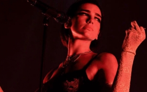 Penonton Diusir Karena Kibarkan Bendera LGBTQ, Dua Lipa Nangis Saat Konser 